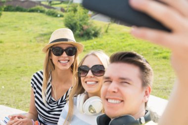 Gençler selfie yapma