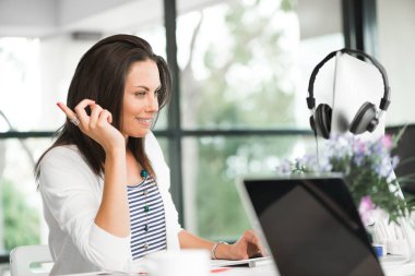 bilgisayar kullanan çekici kadın