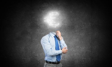 O her zaman parayı düşünüyor.