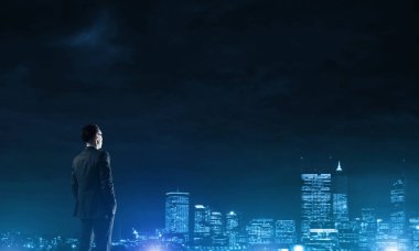 Gece parlayan city ile ilgilenen iş adamı