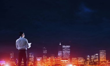 Gece parlayan city ile ilgilenen iş adamı