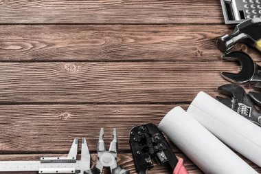 ahşap masa enstrümanlar