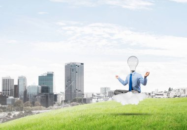 İş adamı dinleniyor ve ilham bekliyor.