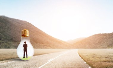 İşadamı ampul kavramı içinde