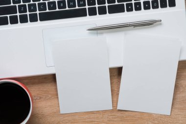 Tahta masadaki boş not defteri