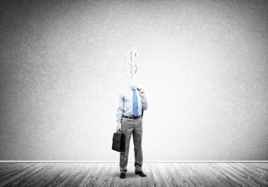 O her zaman parayı düşünüyor.