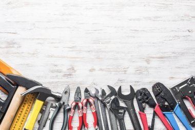 ahşap masa enstrümanlar