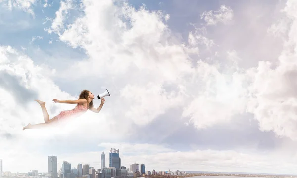 Vrouw met megafoon vliegen — Stockfoto