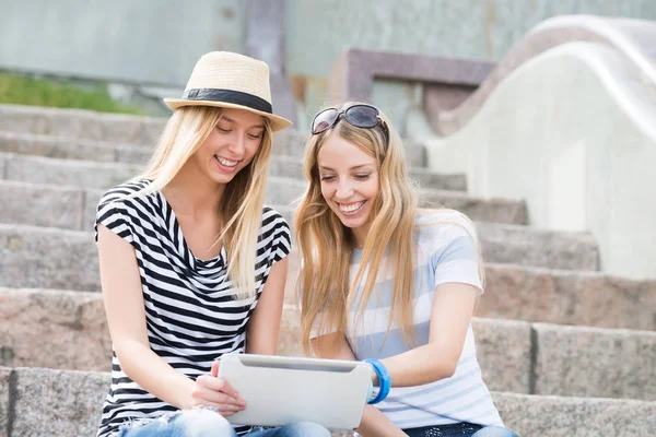 Amigos do sexo feminino usando tablet pc — Fotografia de Stock