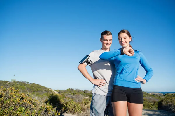 Pareja de corredores en la playa —  Fotos de Stock