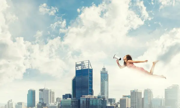 Жінка з мегафон літає — стокове фото