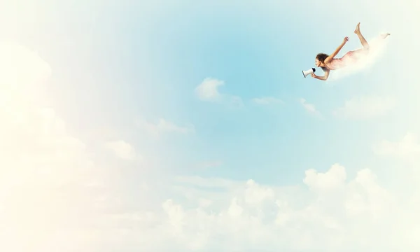 Frau mit Megafon fliegt — Stockfoto