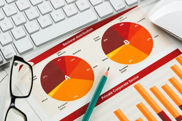 Utarbetande av en genomsnittlig försäljningsrapport — Stockfoto