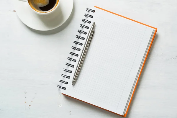 Koffie met notitieblok en pen — Stockfoto
