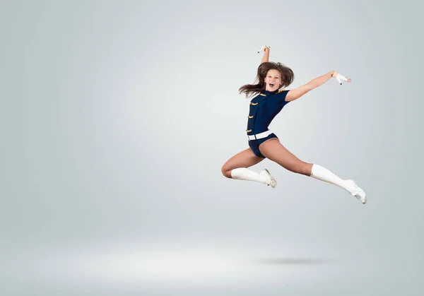 Вболівальник дівчина стрибає високо — стокове фото