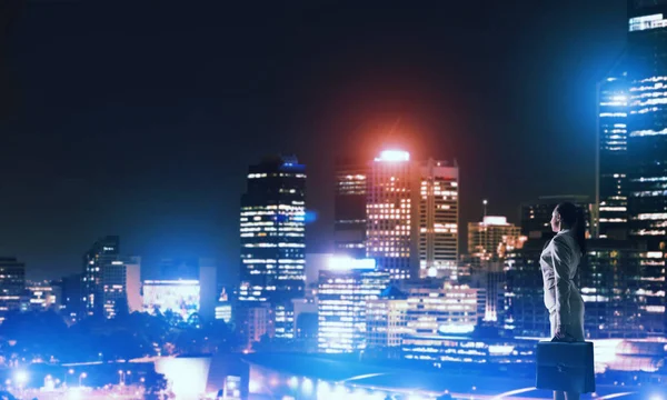 Mujer mirando la ciudad nocturna — Foto de Stock