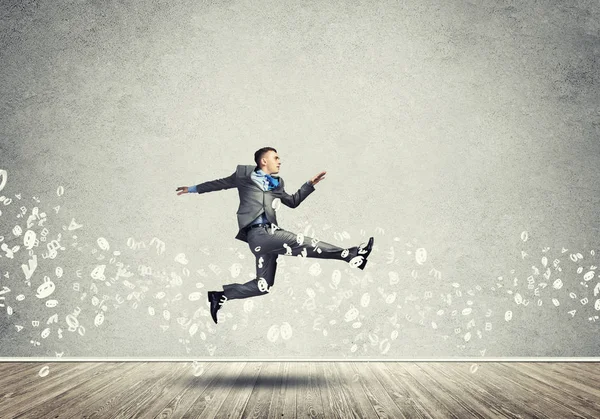 Empresário saltando alto — Fotografia de Stock