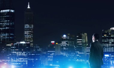 Gece parlayan city ile ilgilenen iş adamı