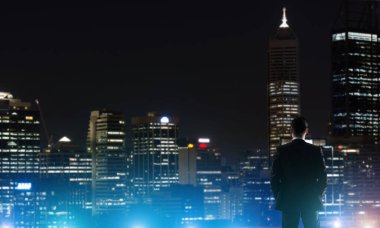 Gece parlayan city ile ilgilenen iş adamı