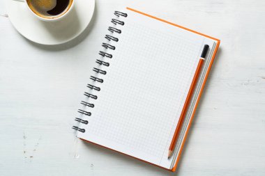 Not defteri ve kalemle kahve.