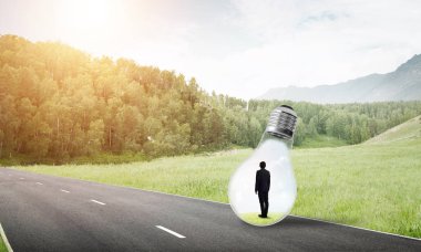 İşadamı ampul kavramı içinde