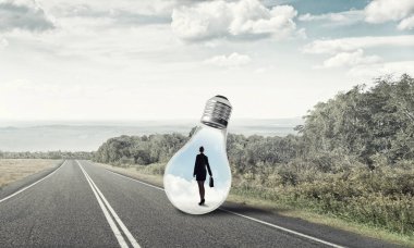 işkadını ampul içinde sıkışmış