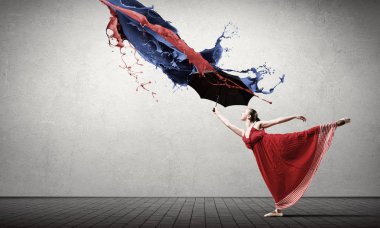 Kırmızı elbiseli tutkulu kadın dansçı 