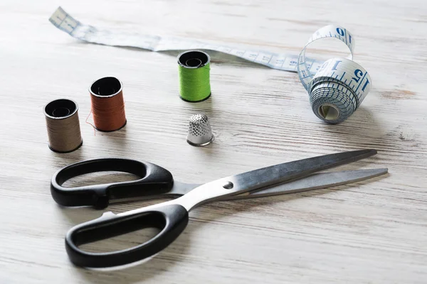 Kit de costura na mesa — Fotografia de Stock