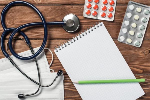 Ahşap masa üzerinde stetoskop