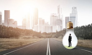 Ampulün içindeki iş adamı