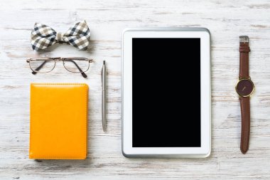 Erkek aksesuarları ve tablet 
