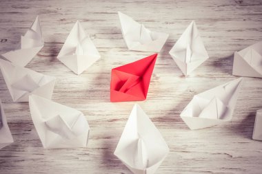 Tahta masadaki origami tekneleri. 