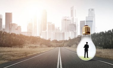 Ampulün içindeki iş adamı