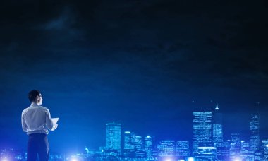 Bavul ile zarif işadamı