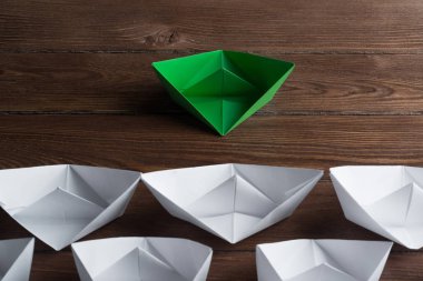 Tahta masadaki origami tekneleri. 