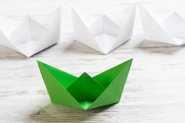 Tahta masadaki origami tekneleri. 