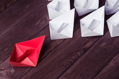 Tahta masadaki origami tekneleri. 