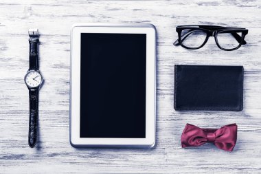 Erkek aksesuarları ve tablet 