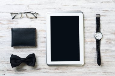 Erkek aksesuarları ve tablet 