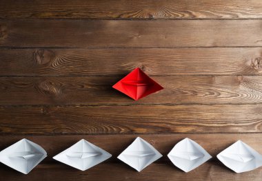 Tahta masadaki origami tekneleri. 