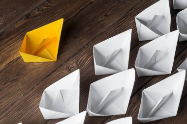 Tahta masadaki origami tekneleri. 