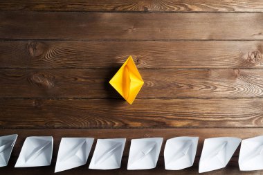 Tahta masadaki origami tekneleri. 