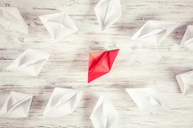 Tahta masadaki origami tekneleri. 