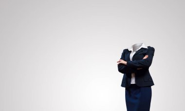 işkadını kollarını göğsünde geçti 