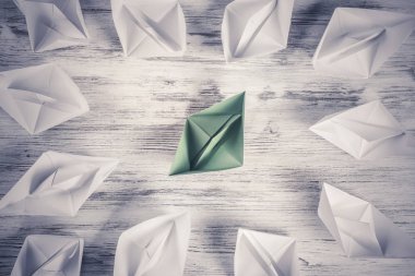 Tahta masadaki origami tekneleri. 