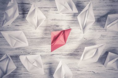 Tahta masadaki origami tekneleri. 