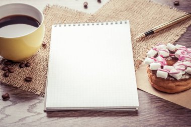 Açık not defteri ve Kupası 