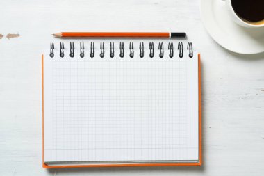 Not defteri ve kalemle kahve.