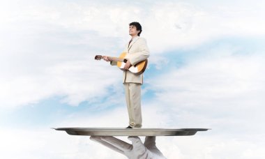 El garsona tepsi adam sunulması