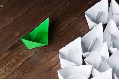 Tahta masadaki origami tekneleri. 